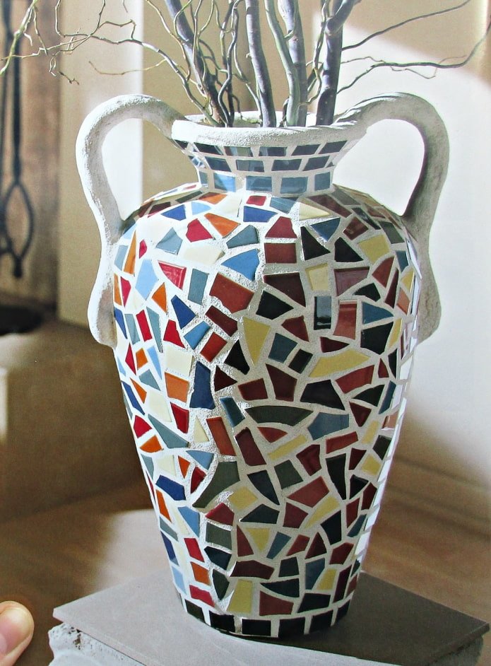 decorando um vaso com um mosaico de vidro quebrado