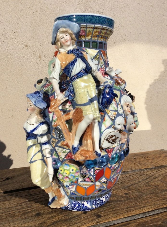 decorando um vaso com cacos de estatuetas