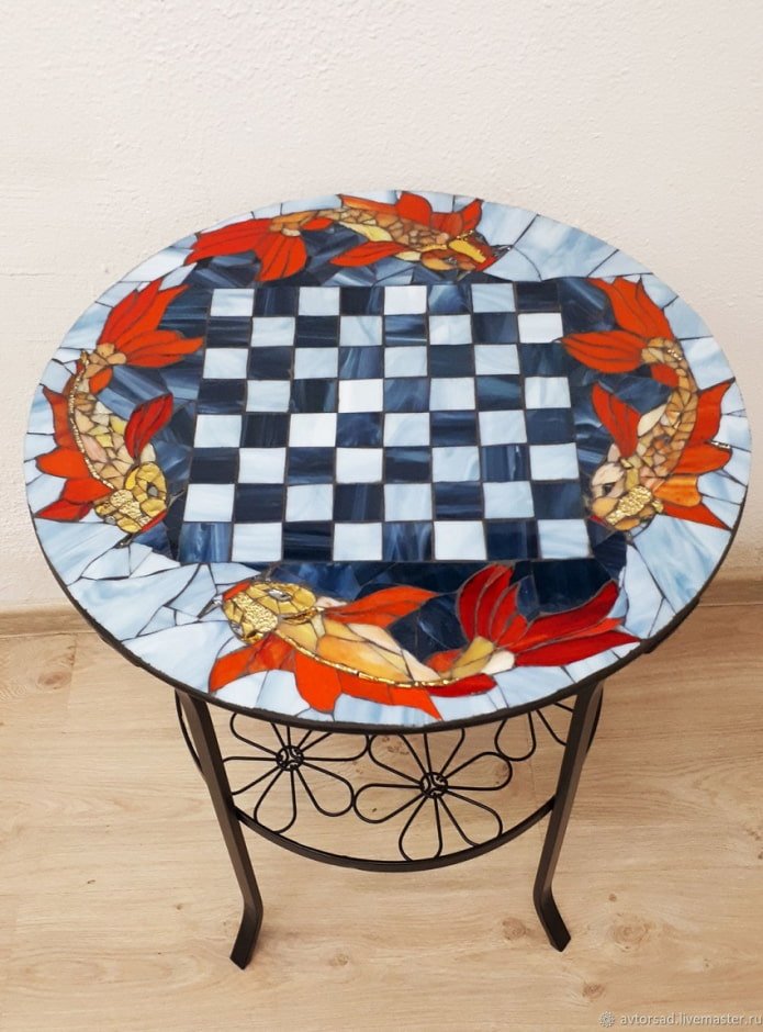 tabuleiro de xadrez em uma bancada de mosaico