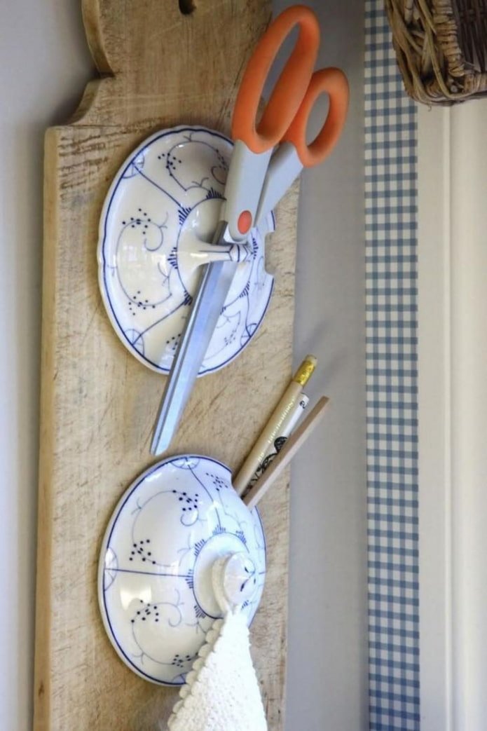 suporte de parede para cozinha feito com tampas de porcelana