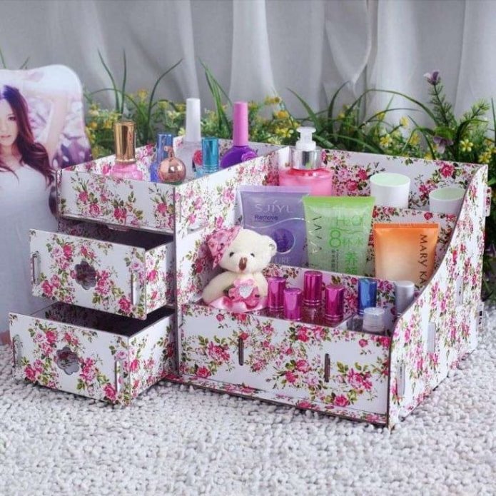 Caixa de papelão decorada