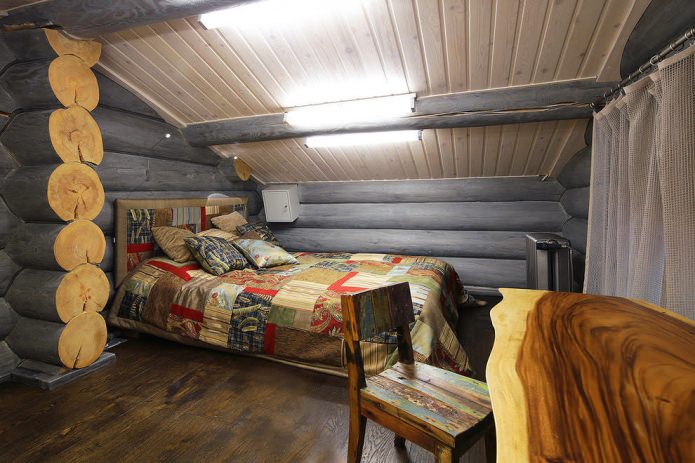quarto em uma casa de madeira