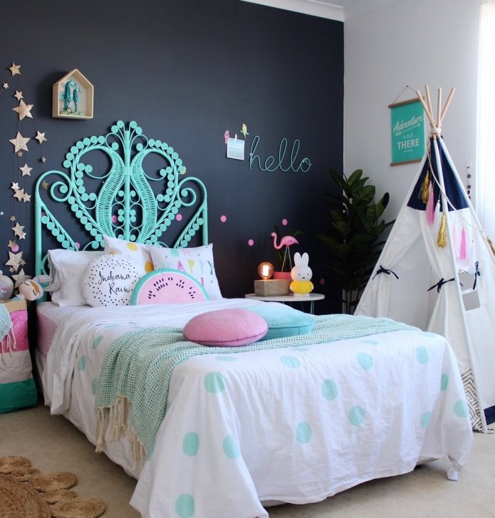 parede de destaque com cabeceira estilosa no quarto do bebê