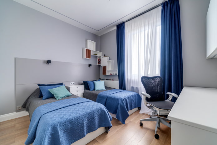 interior de um quarto infantil azul-acinzentado