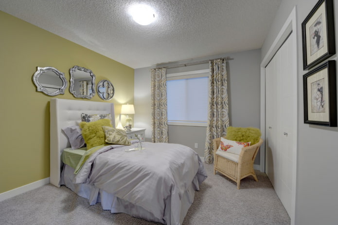 interior de um quarto de bebê cinza com detalhes brilhantes