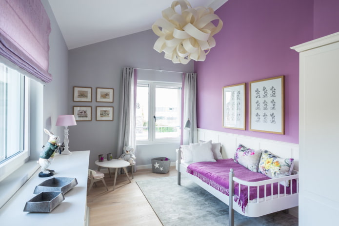 interior de um quarto de bebê cinza com detalhes brilhantes