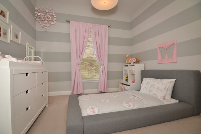 Cortinas rosa em um quarto de bebê cinza