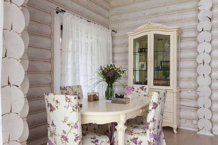 interior de uma casa de madeira no estilo provençal