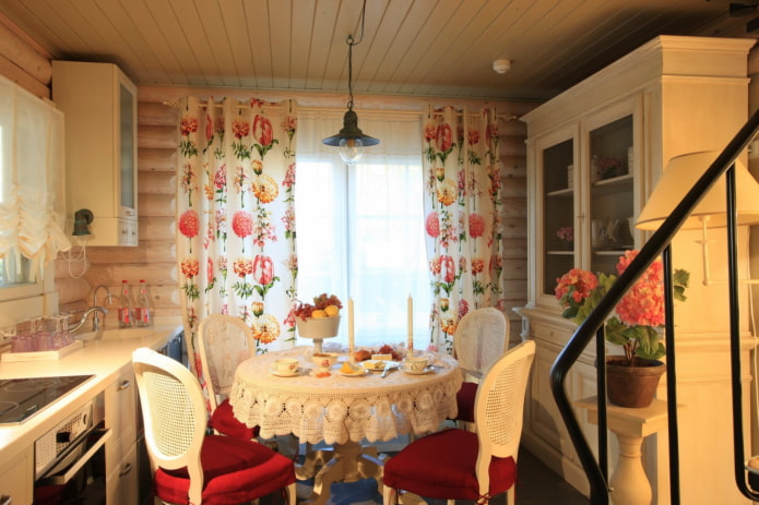 interior de uma casa de madeira no estilo provençal
