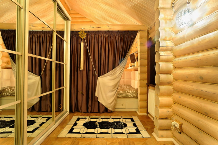 têxteis no interior de uma casa de madeira