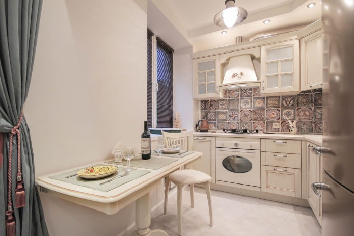 reforma de uma cozinha em um apartamento Khrushchev de dois cômodos no estilo provençal
