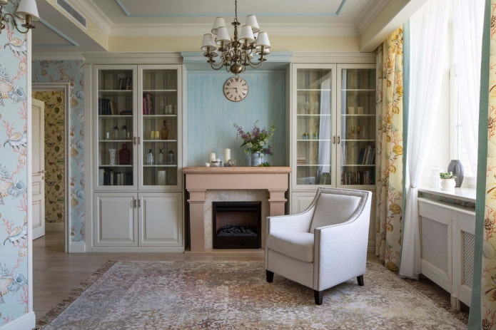 lareira no interior da sala de estar em estilo provençal