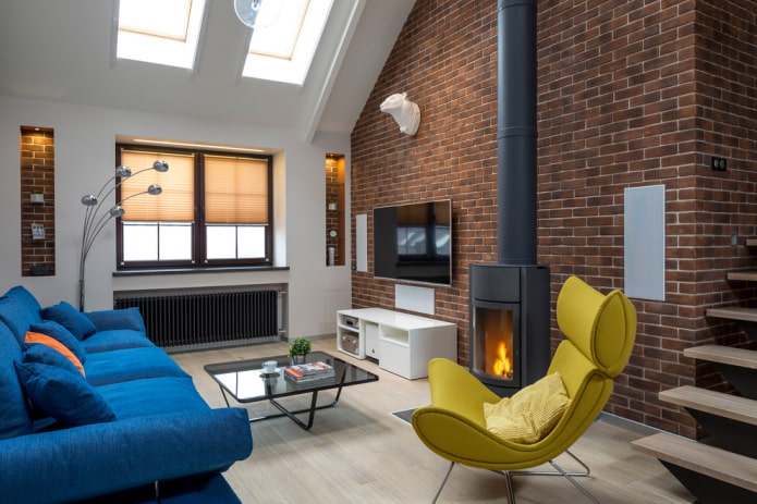 lareira no interior da sala de estar em estilo loft