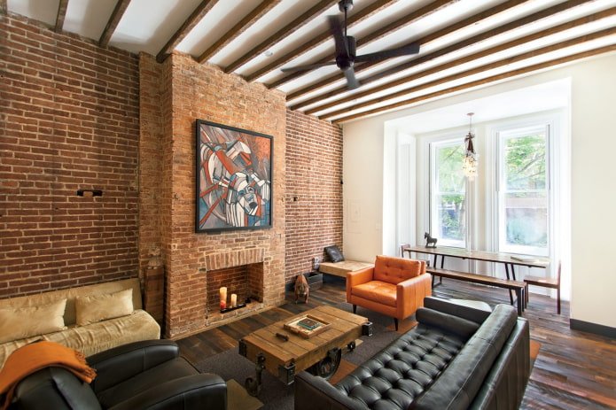 lareira no interior da sala de estar em estilo loft