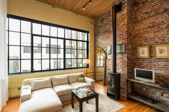 lareira no interior da sala de estar em estilo loft