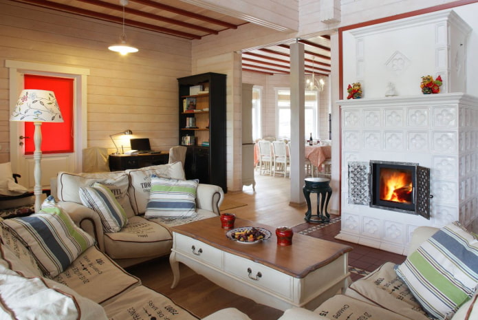 lareira no interior da sala de estar em estilo provençal
