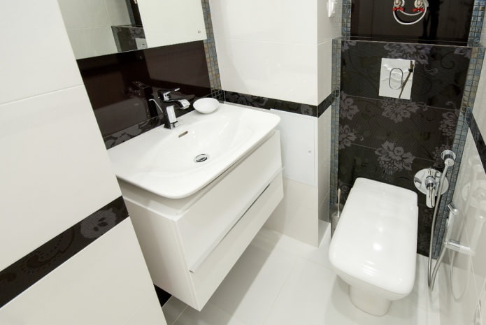 encanamento branco como a neve e azulejos decorativos pretos brilhantes