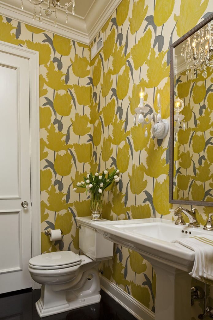 papel de parede amarelo no banheiro
