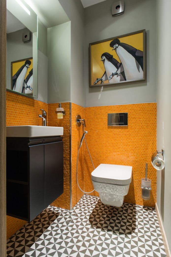 pintura e mosaico na parede do banheiro