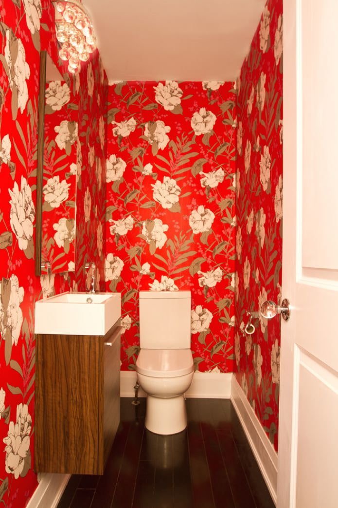 Papel de parede vermelho no vaso sanitário