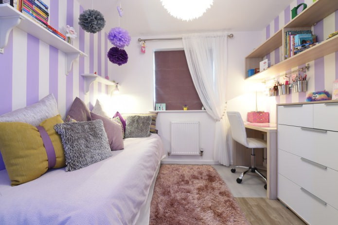 Listras lilás nas paredes do quarto do bebê