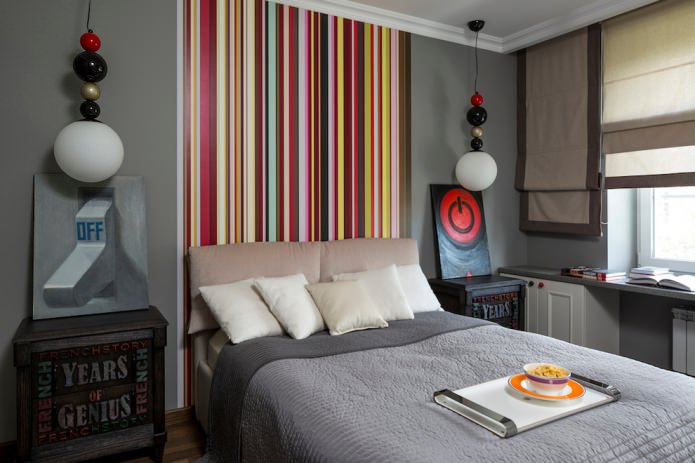 parede listrada multicolorida na cabeceira da cama