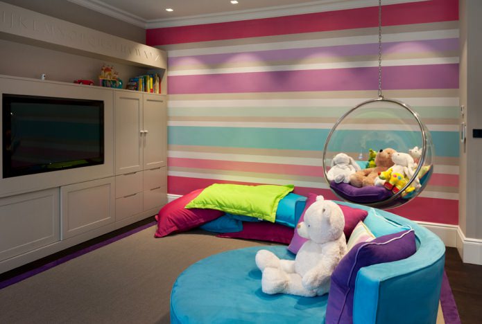 interior listrado multicolorido em estilo moderno
