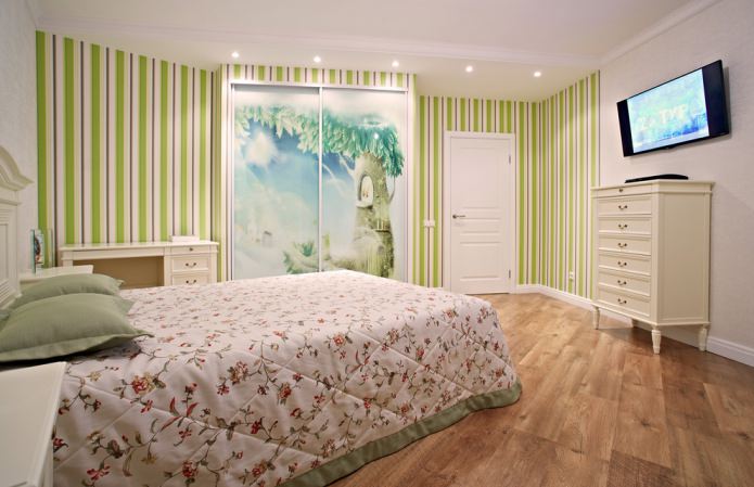papel de parede listrado verde no quarto