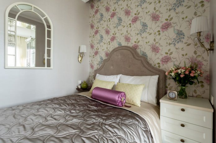 papel de parede com flores em um quarto pequeno
