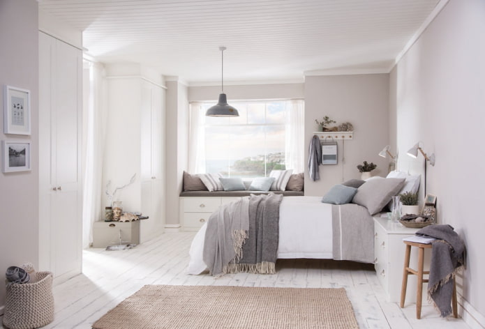 decoração de teto em um quarto claro feita de ripas de madeira