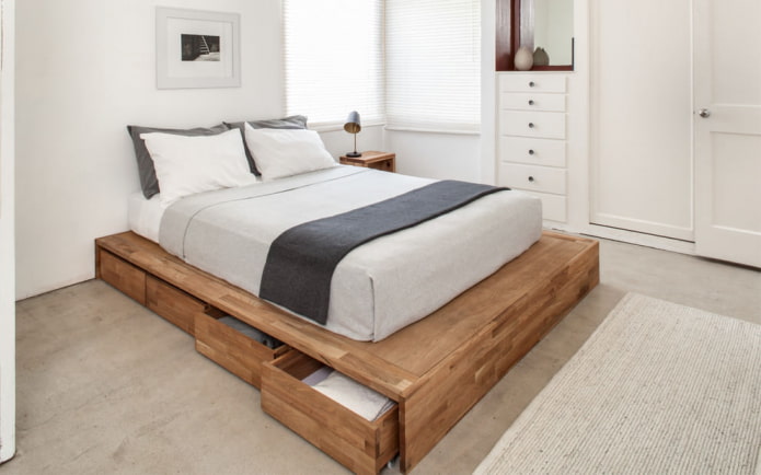 gavetas embaixo da cama em um quarto pequeno