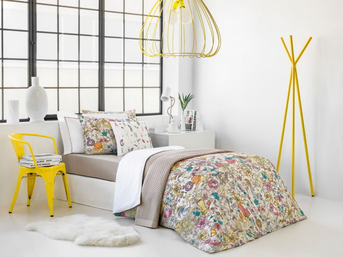 quarto branco com detalhes em amarelo
