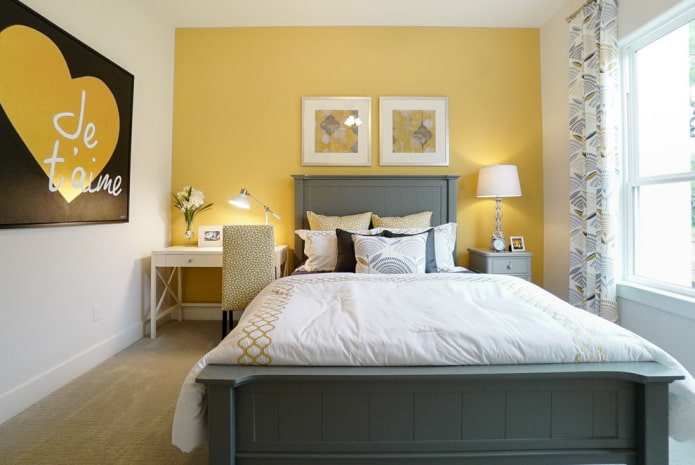 Quarto em tons de amarelo claro