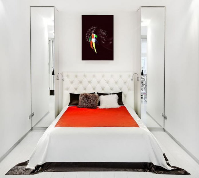 quarto estreito e claro com cabeceira macia