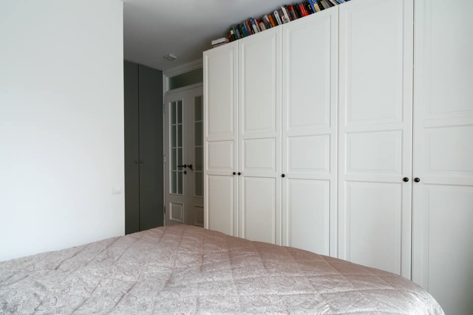 grande armário no quarto