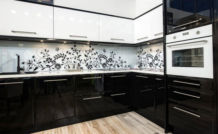 Conjunto de cozinha em preto e branco com um padrão no painel traseiro