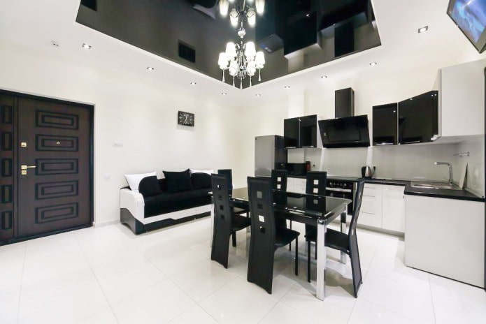 Interior de cozinha e sala de estar em preto e branco