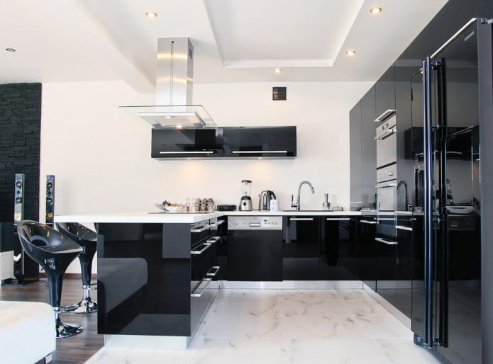 Interior de cozinha em preto e branco