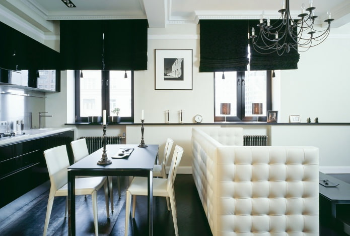 Interior da cozinha e sala de estar em preto e branco