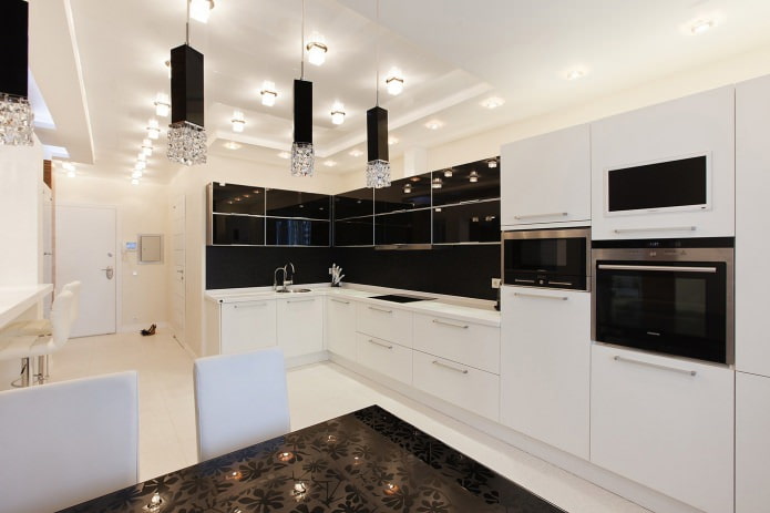 cozinha com móveis em preto e branco