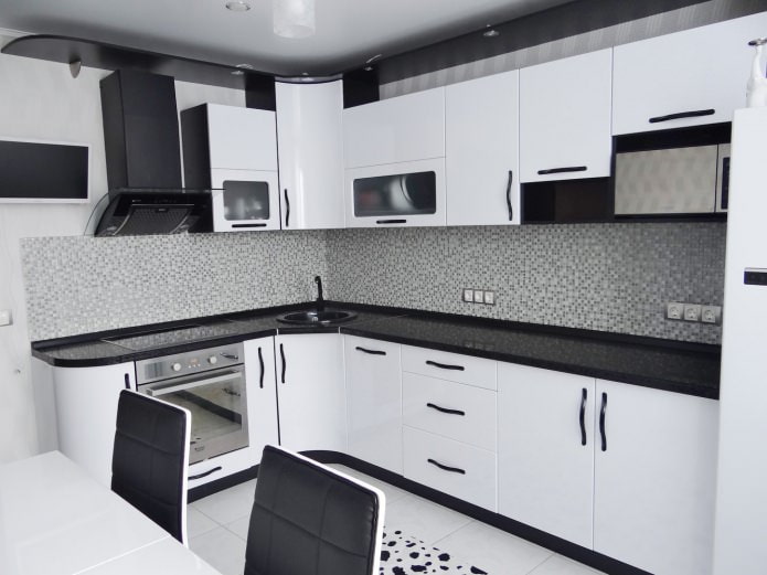 Interior de cozinha em preto e branco