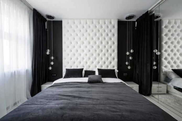 Interior do quarto em preto e branco