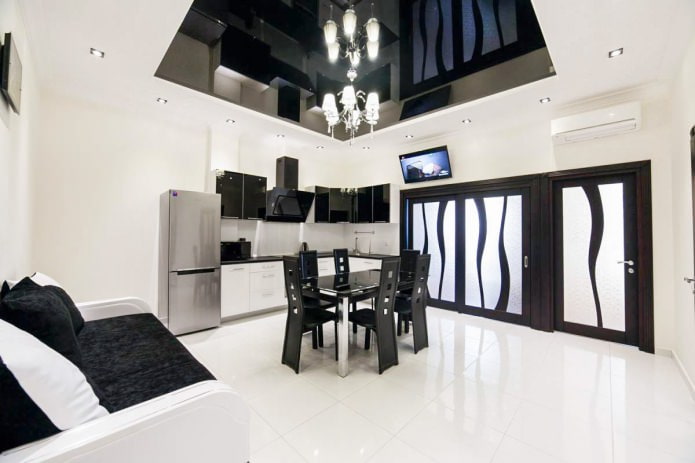 Interior de cozinha e sala de estar em preto e branco