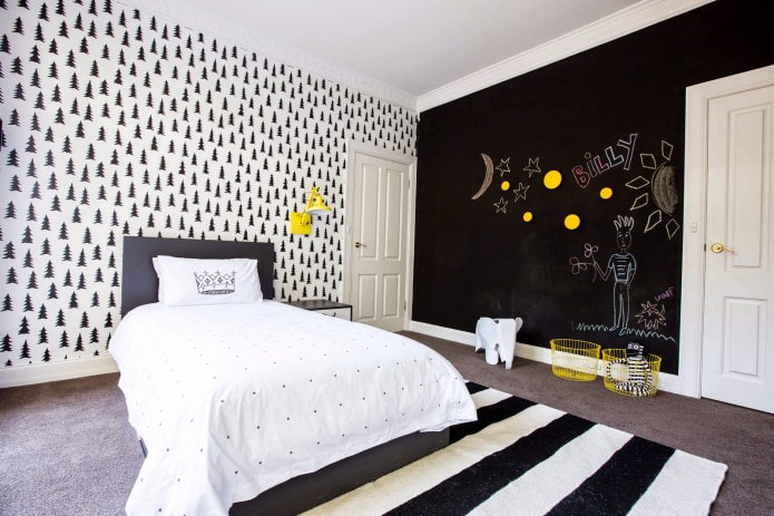 interior de quarto infantil em preto e branco com a adição de amarelo