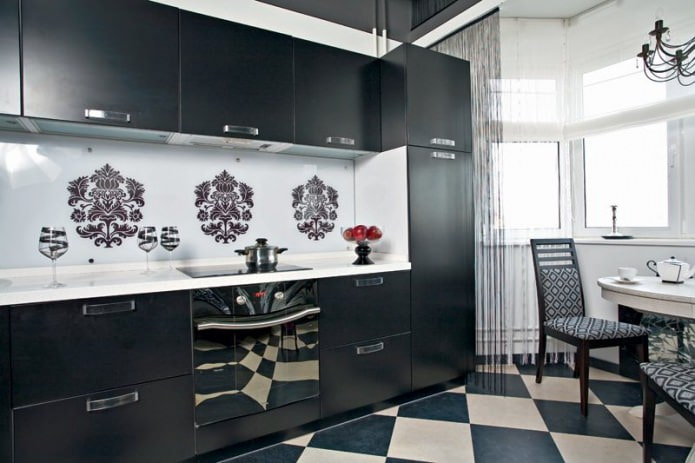 Interior de cozinha em preto e branco