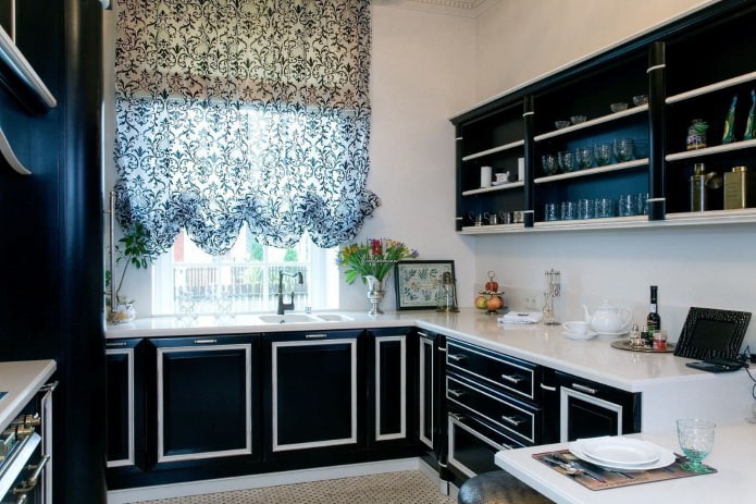 Interior de cozinha em preto e branco