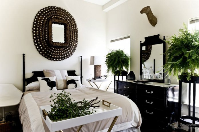 interior de quarto preto e branco com adição de verde
