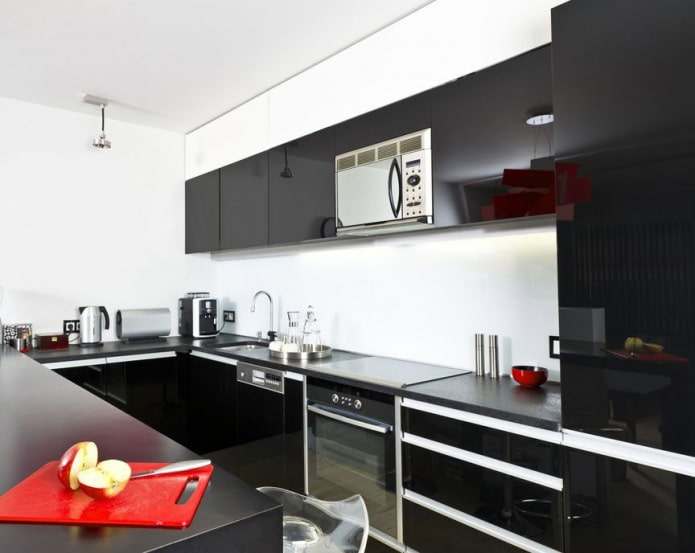 design de cozinha com um conjunto preto