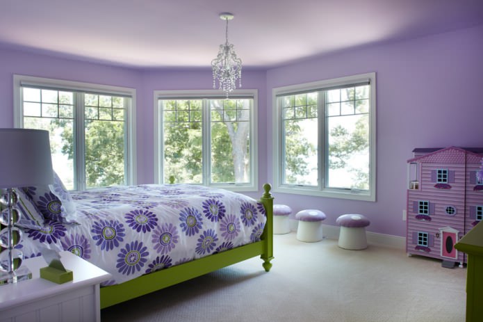 Verde e roxo no interior do quarto