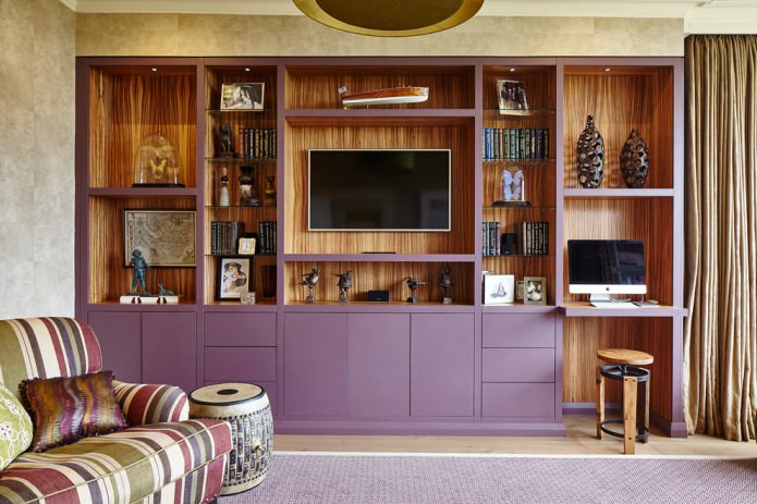Roxo e marrom no interior da sala de estar